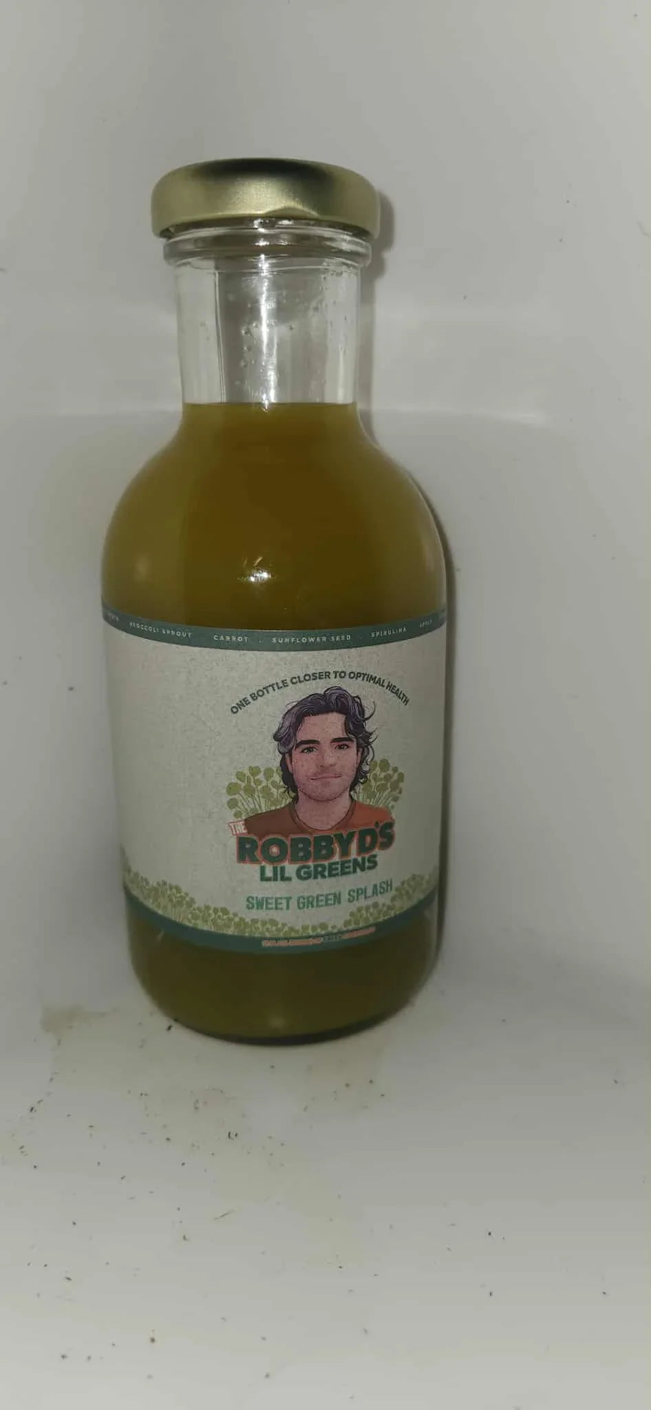 Organic microgreen broccoli and organic mango drink