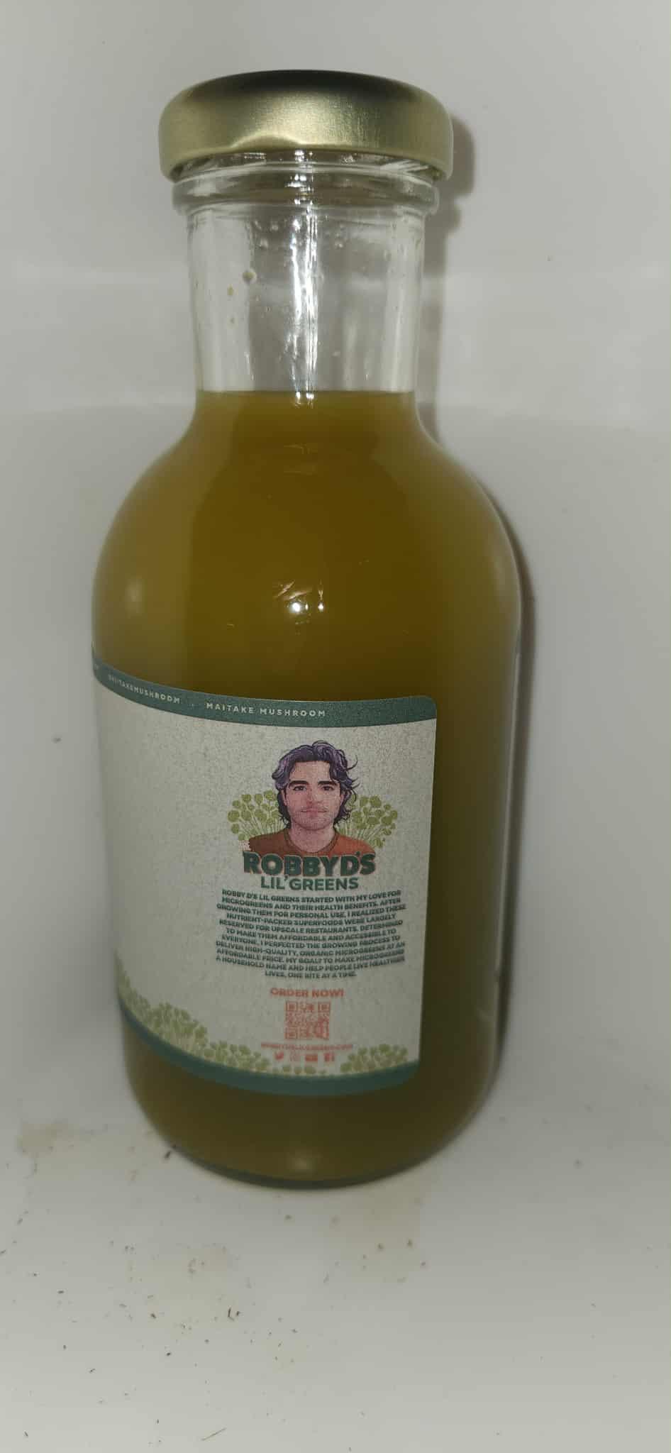 Organic microgreen broccoli and organic mango drink